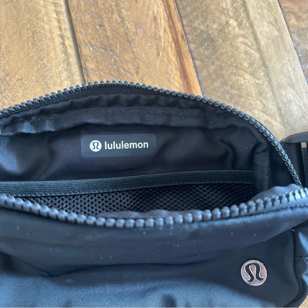 LULULEMON Everywhere Belt Bag 1L
Wordmark - Picture 8 of 12